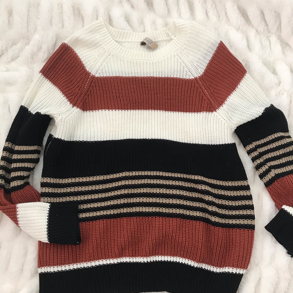 Juniors Size small sweater. Comfy a little oversized. Only worn once.